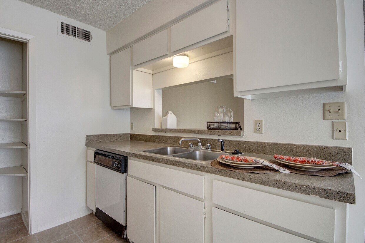 Una cocina con una gran despensa y barra de desayuno. - Fairgreen