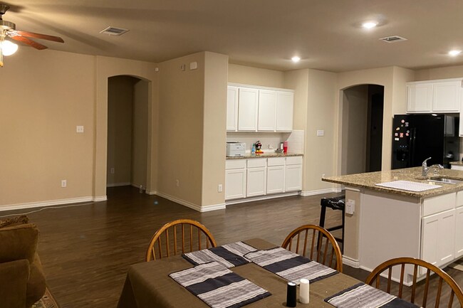 Foto del edificio - 3105 Armstrong St