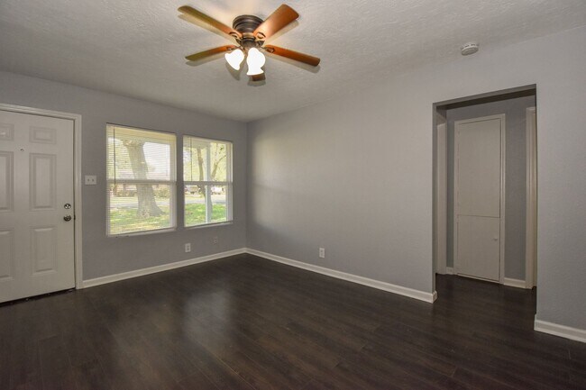 Building Photo - NICE 3 BEDROOM 1 BATH HOME