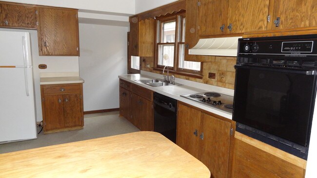 Building Photo - 1502 Wakeman Ave