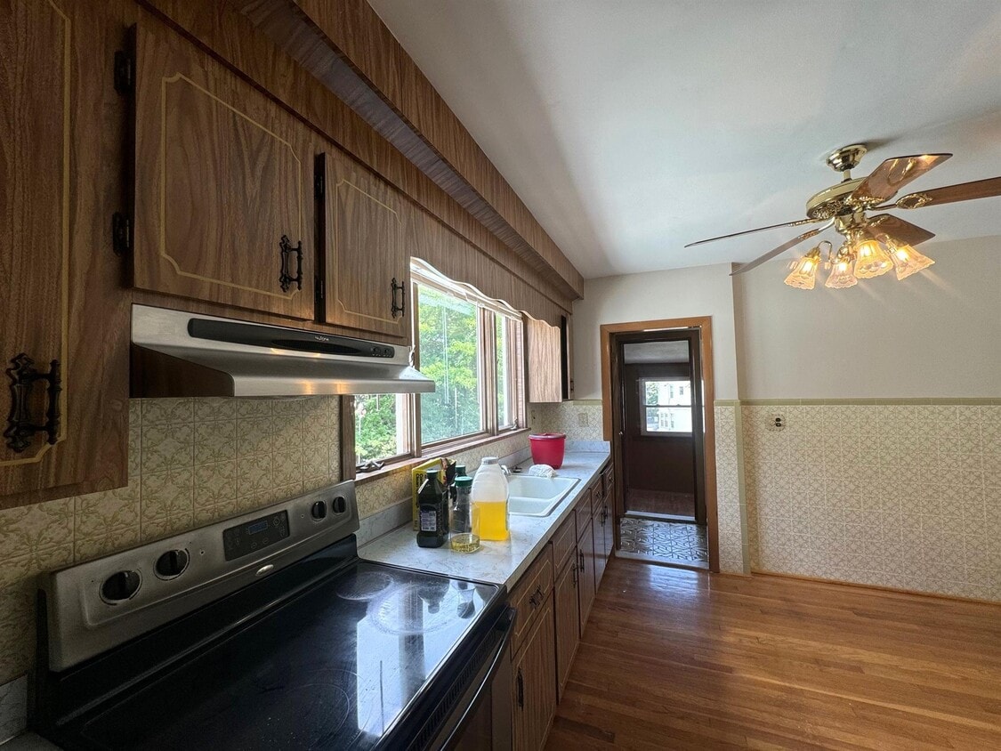Primary Photo - 30 Medford St