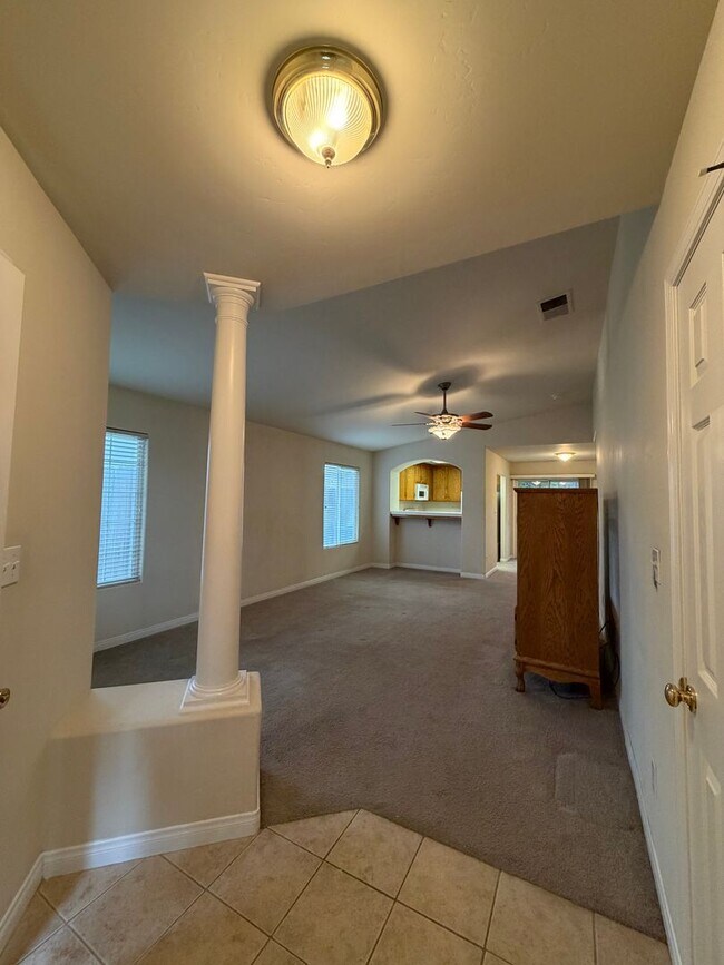Foto del edificio - Take a look at this Gorgeous NW Bakersfield Home