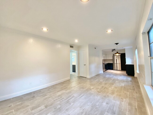 Building Photo - Recently Renovated 2 bed with Private Pati...