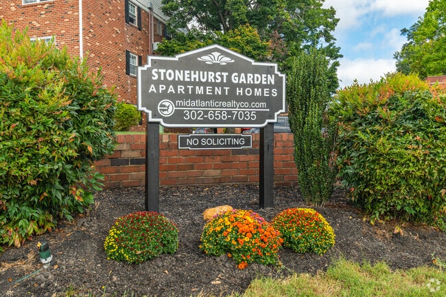 Building Photo - Stonehurst Garden