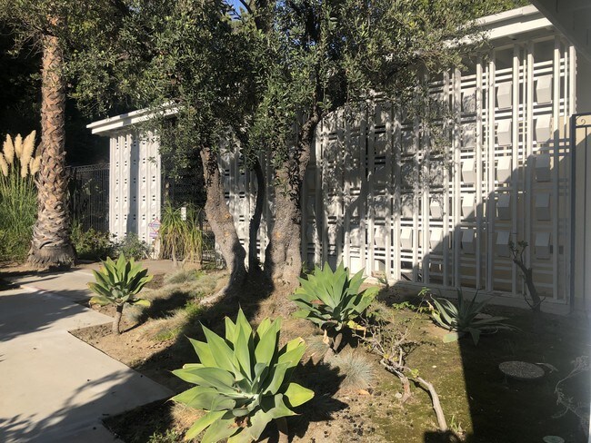Foto del edificio - 3248 Canyon Lake Dr