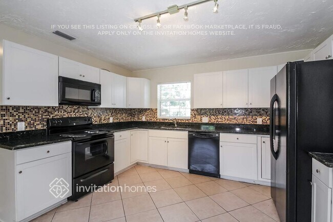 Building Photo - 923 38th St W