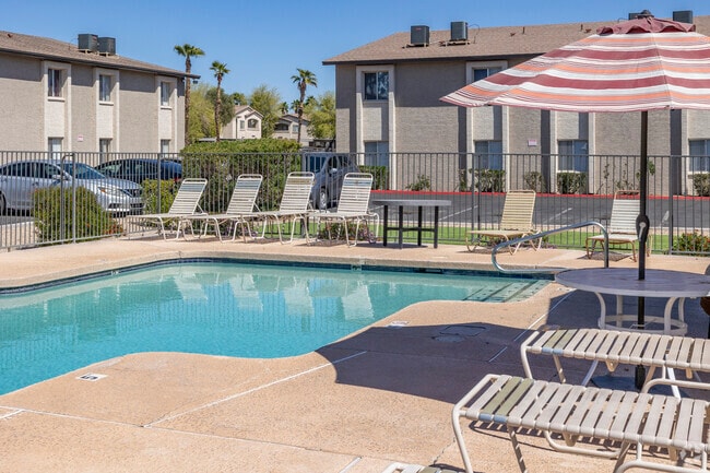 2 Sparkling Pools - Cactus Trail