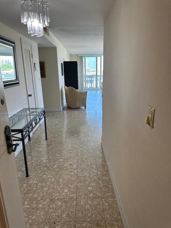 Foto del edificio - 9501 E Bay Harbor Dr