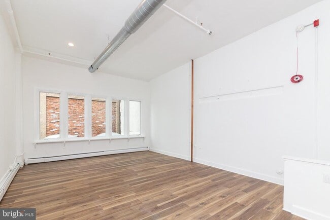Building Photo - 305 Cherry St
