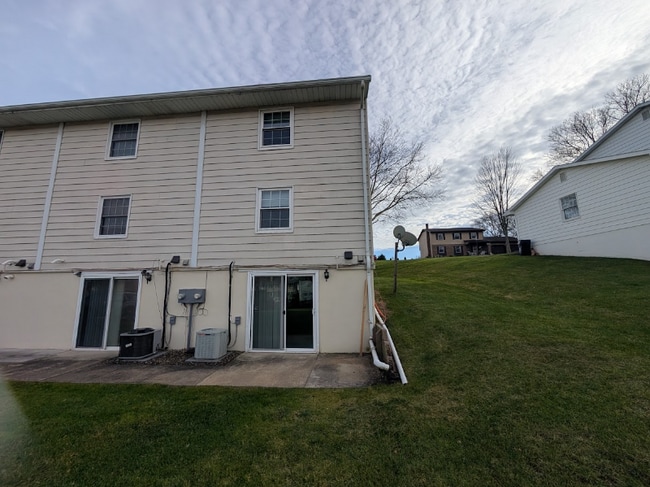 Foto del edificio - 628 Peachview Ln