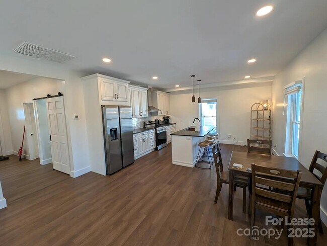 Foto del edificio - 24 Woodrow Ave