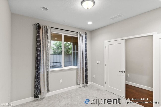 Building Photo - 3 br, 3.5 bath Townhome - 6029 Sunstone Dr...