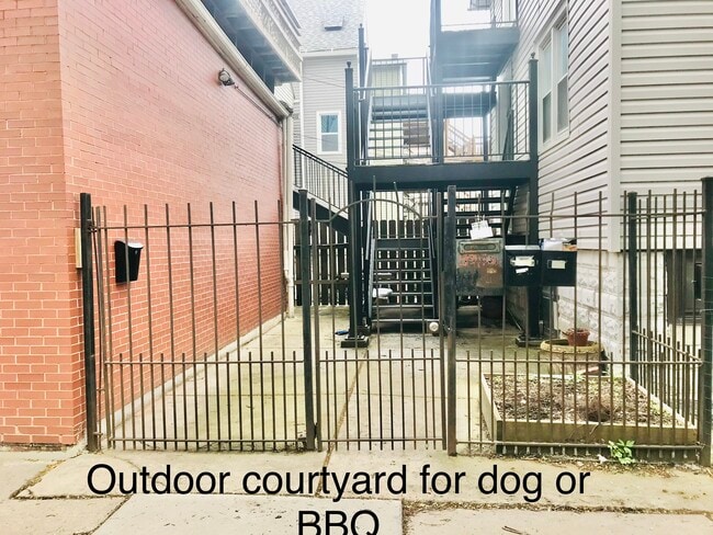 Gated courtyard/ BBQ grill or dog area - 2659 W Armitage Ave