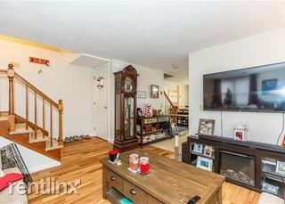 Building Photo - 2 br, 1.5 bath House - 10 Leach St Unit B1