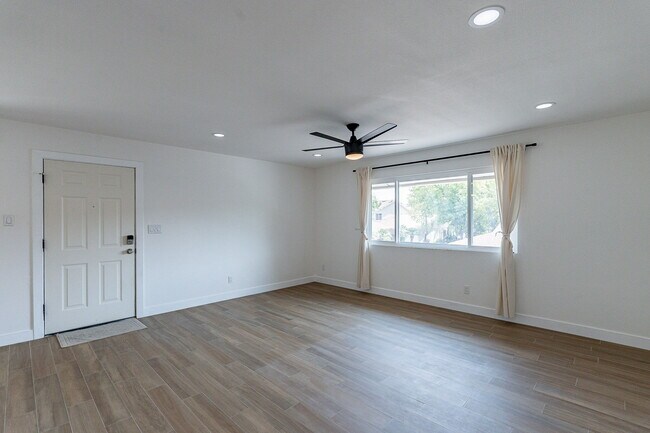 Building Photo - 8460 E Roosevelt St