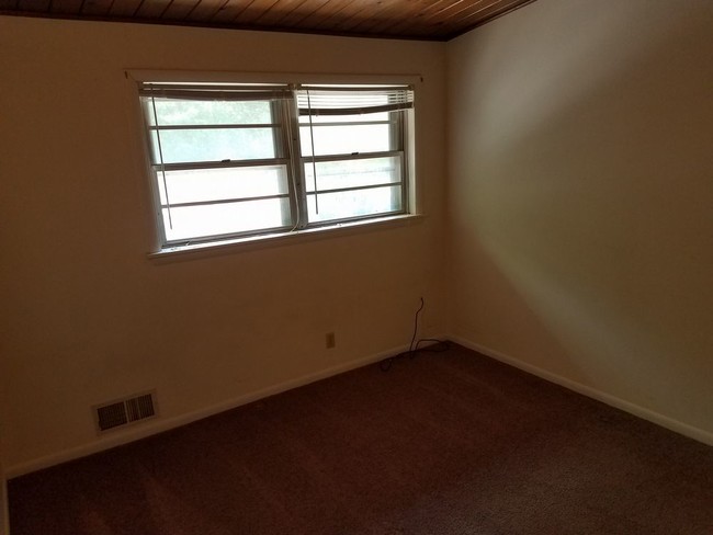 Building Photo - Nice Townhome Style Unit - 2 HUGE bedrooms