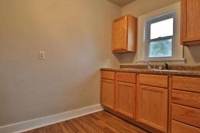 Foto del edificio - 3225 N Lewis Ave