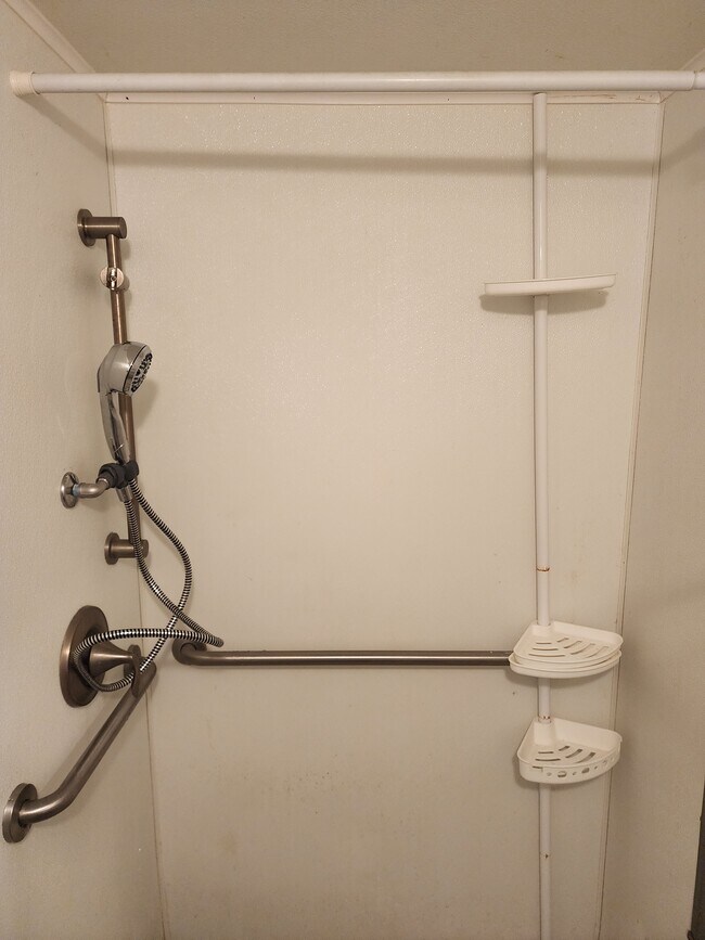 Ducha a ras de suelo - 232 N Shippen St