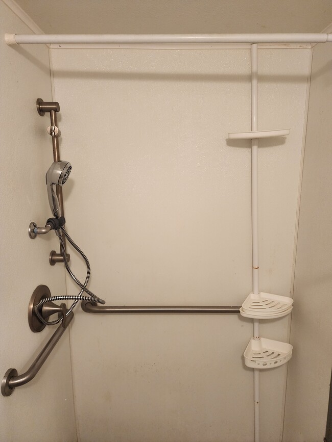 Walk-in Shower - 232 N Shippen St