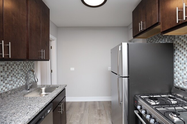 Building Photo - 814 W Cornelia Ave