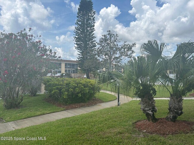 Foto del edificio - 2135 N Courtenay Pkwy