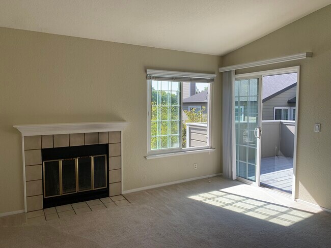 Living Room w/Fireplace - 515 Canyon Oaks Dr