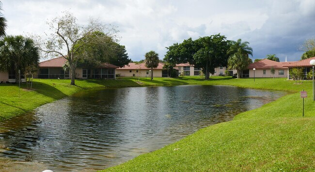 Foto del edificio - 9861 Three Lakes Cir