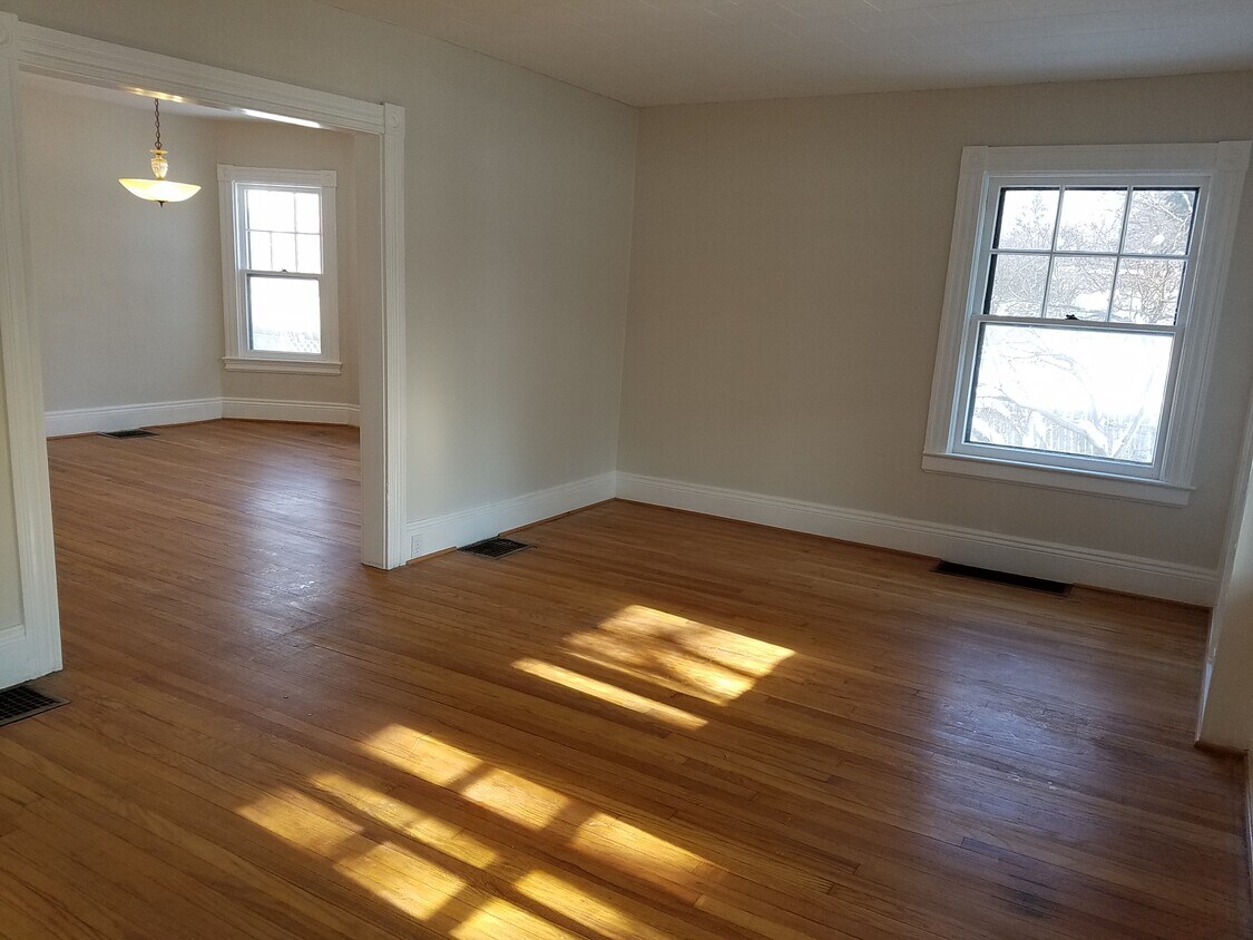Living Room - 339 Winton Rd N