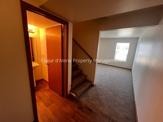 Building Photo - 4 bed house in Hawk's Nest!