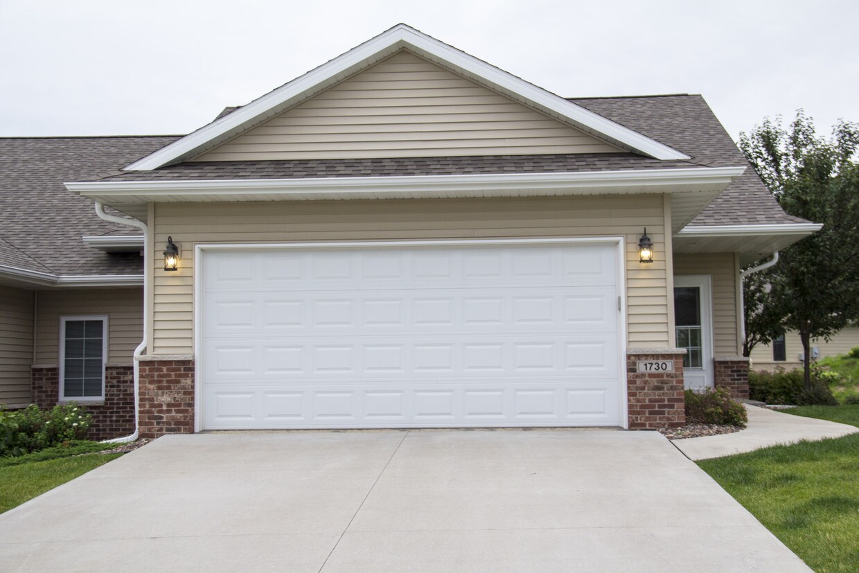 Primary Photo - 1730 Pine Ridge Dr