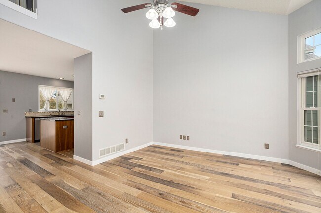Foto del edificio - Spacious 4-Bedroom Home in District 20 wit...