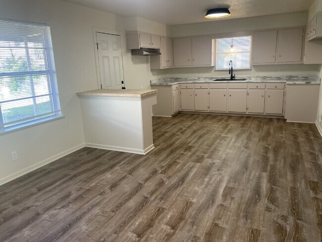 Foto del edificio - Two bedroom 1 bath next to campus!