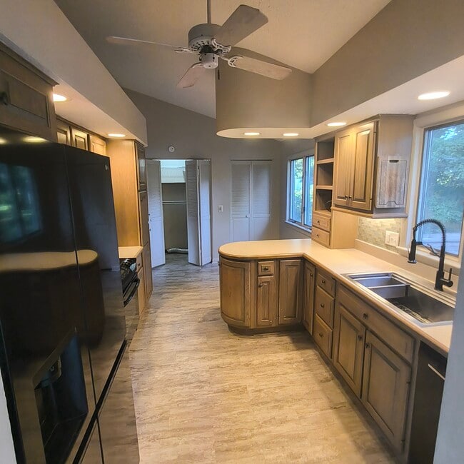 Building Photo - 910 Ranch Rd