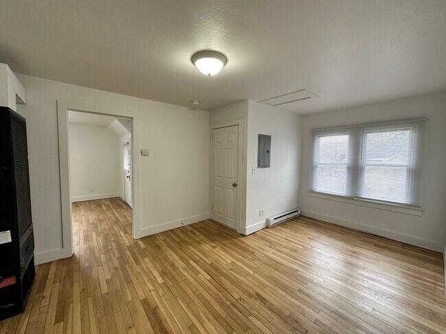 Building Photo - SE Side Spacious Two Bedroom Upper Unit