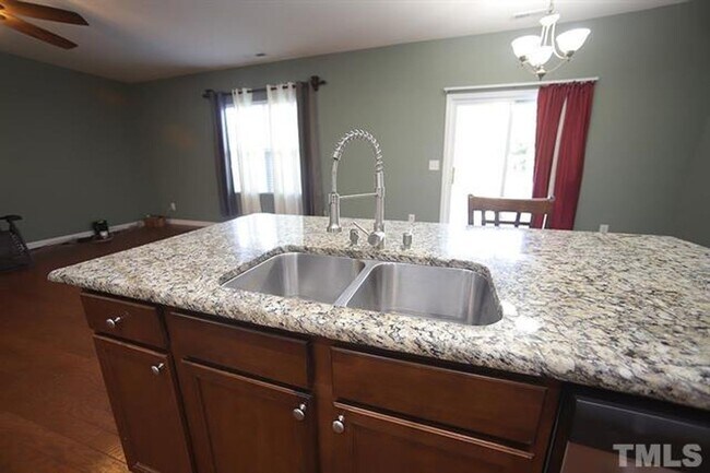 Building Photo - Spacious Home w/ Private Backyard