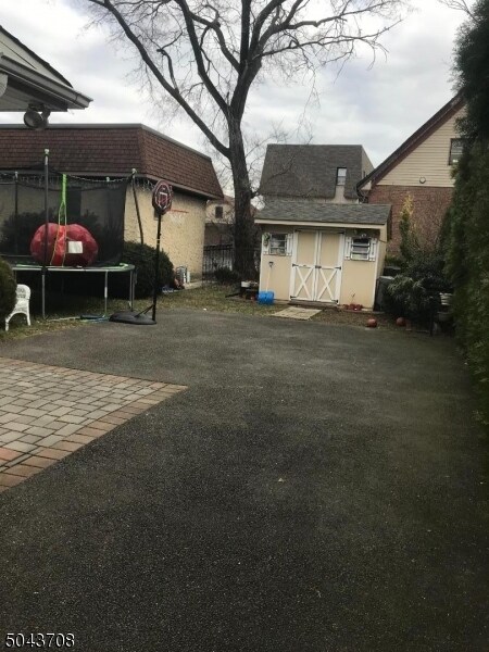 Foto del edificio - 82 Cloverdale Rd