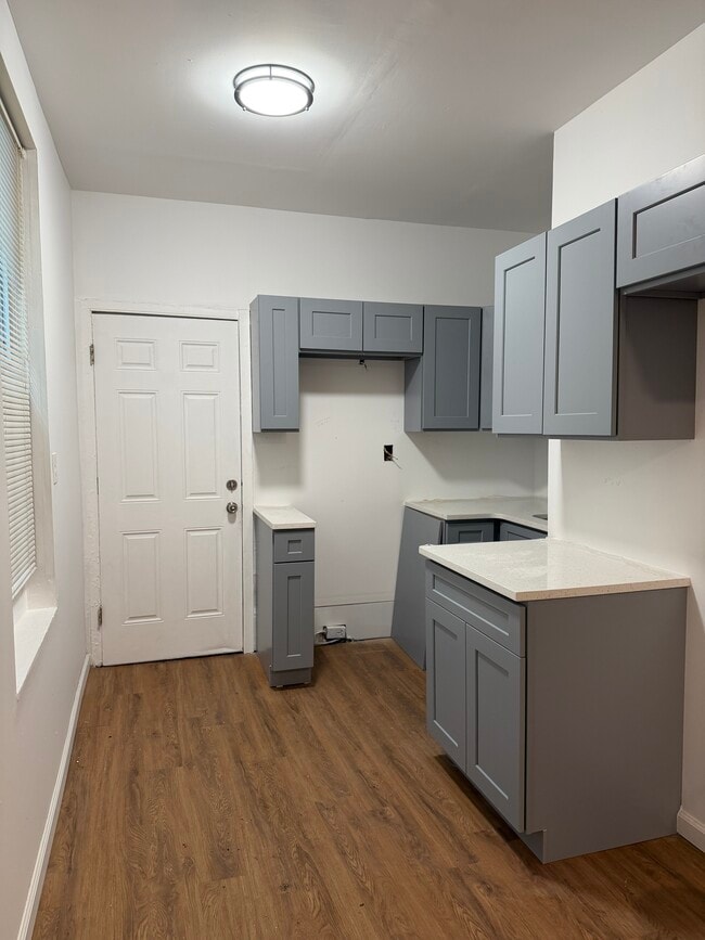 Cocina (electrodomésticos incluidos; próximamente se publicarán fotos actualizadas) - 1641 Edgley St