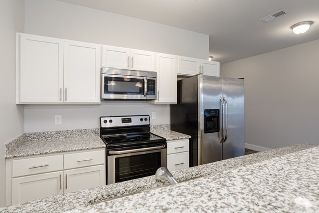 Building Photo - The Pointe at Five Oaks