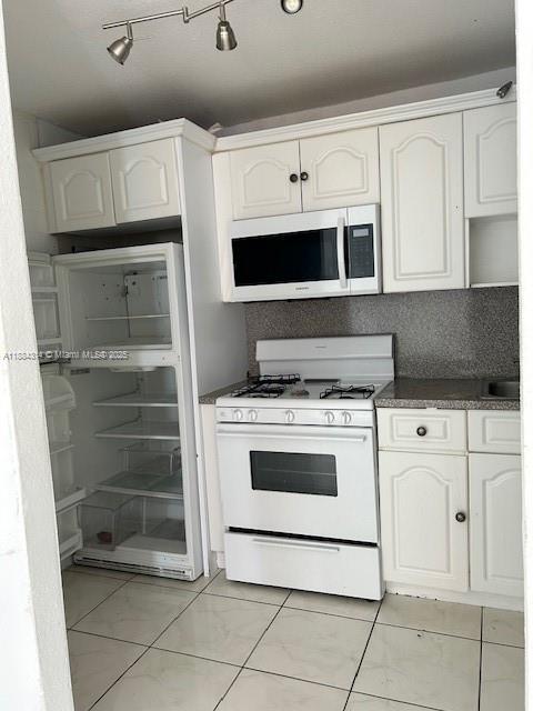 Building Photo - 107 SW 18th Ct