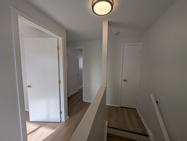 Building Photo - Renovated 3-Bedroom Apartment in Heron Gate – Available November 1st