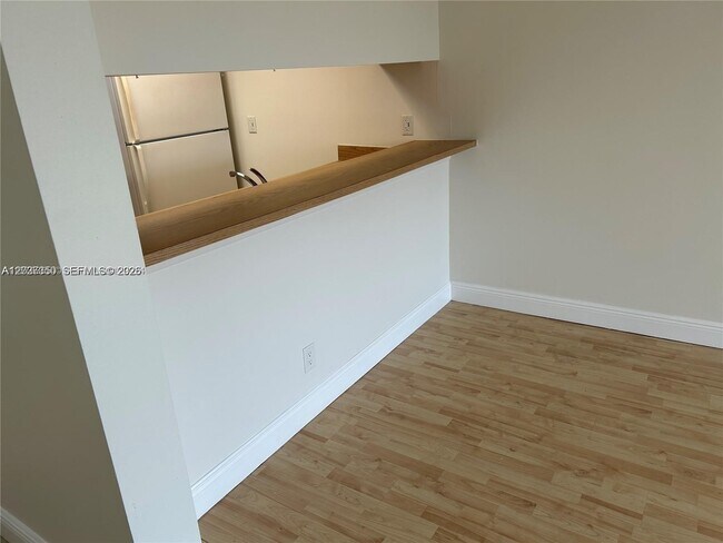 Foto del edificio - 8600 N Sherman Cir