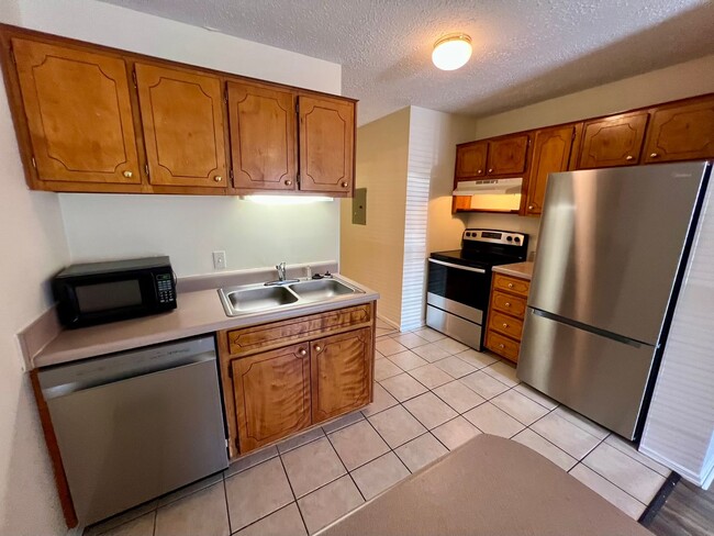 Building Photo - *Upgraded Unit* 1 Bed, 1  Bath Apartment -...
