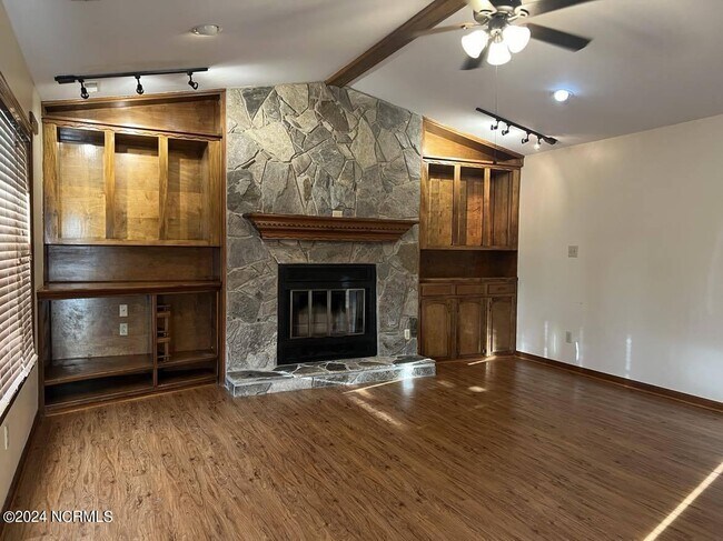 Building Photo - 523 Fox Run Rd
