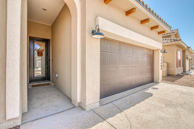 Foto del edificio - 13409 Carterton Ave