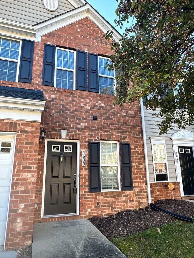 Foto principal - Townhome in Liberty Crossing! Available NOW!