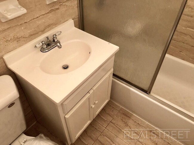 Foto del edificio - Just in! Well Priced 1 Bed in Bedstuy!
