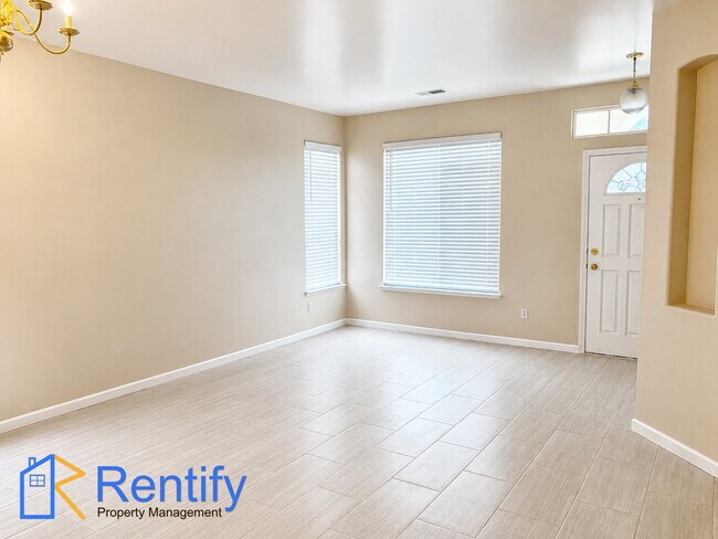 Building Photo - Charming Seven Oaks Home - 4Bed, 2Bath - Gardener Included!