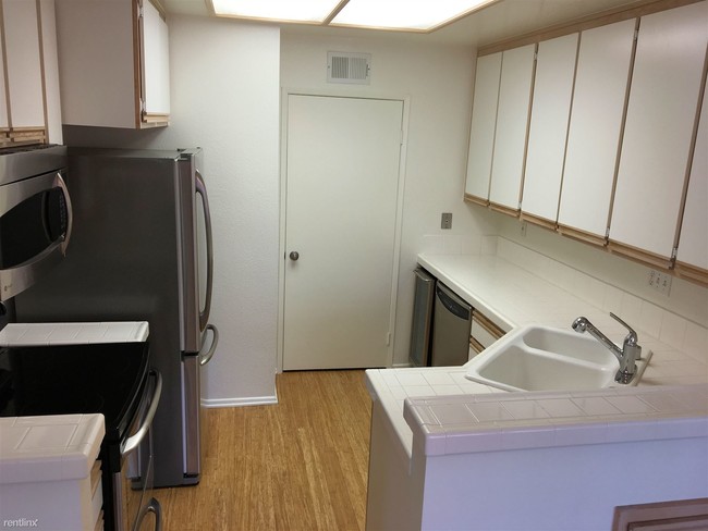 Building Photo - 210 Villa Point Dr