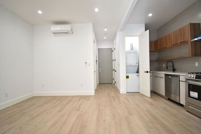 Building Photo - 582 E 138th St