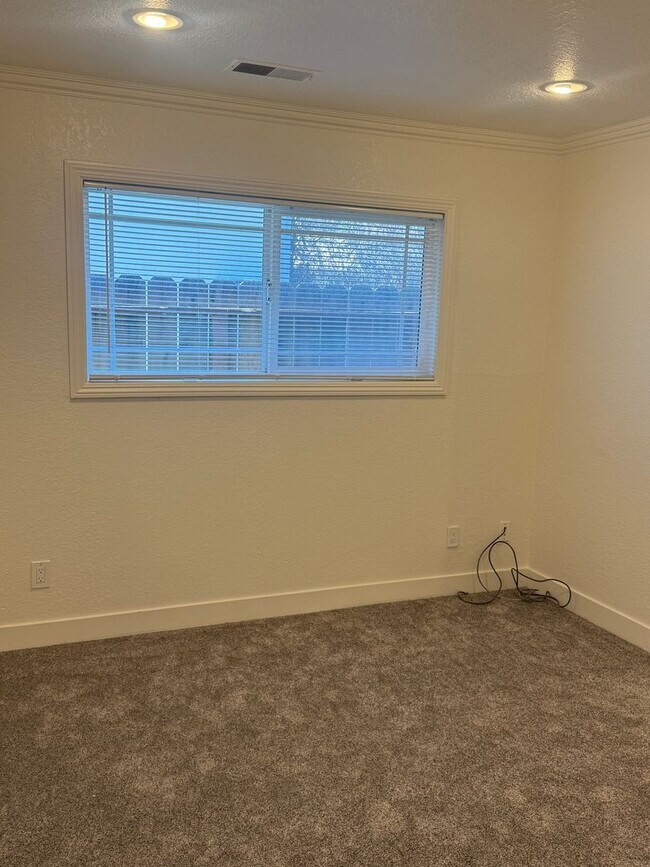 Foto del edificio - Fully Remodeled 3 Bed / 2.5 Bath Home in Hayward's Cherryland Neighborhood